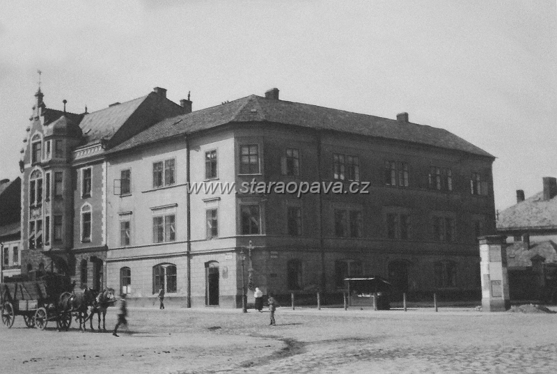 oticka (14).jpg - Nároží Otické a Olbrichové ulice. V tomto domě, který dodnes stojí sídlí v dnešní době pizzerie Uno. Foto kolem roku 1910.